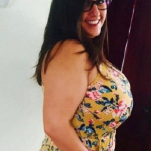 temperamentna i seksi brineta