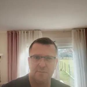 Tražim mladju curu ili starije dame